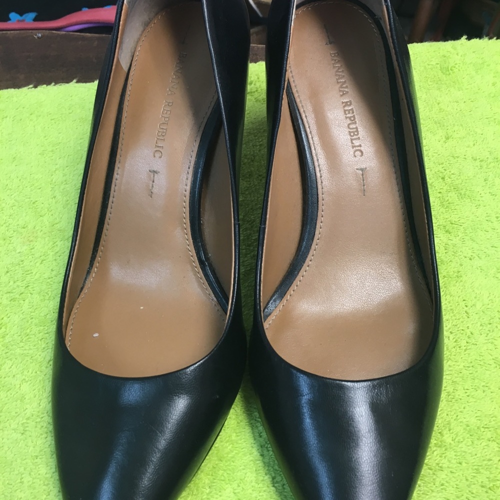 Black pumps